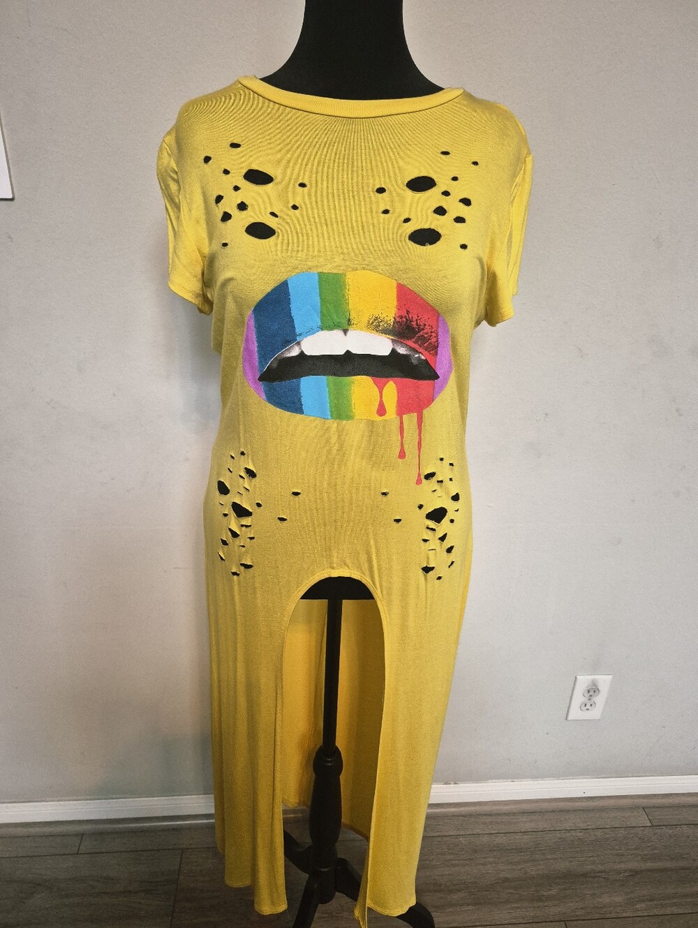 JASMINE Women 's Yellow Distressed Graphic Lip Print Maxi Dress Size 1X